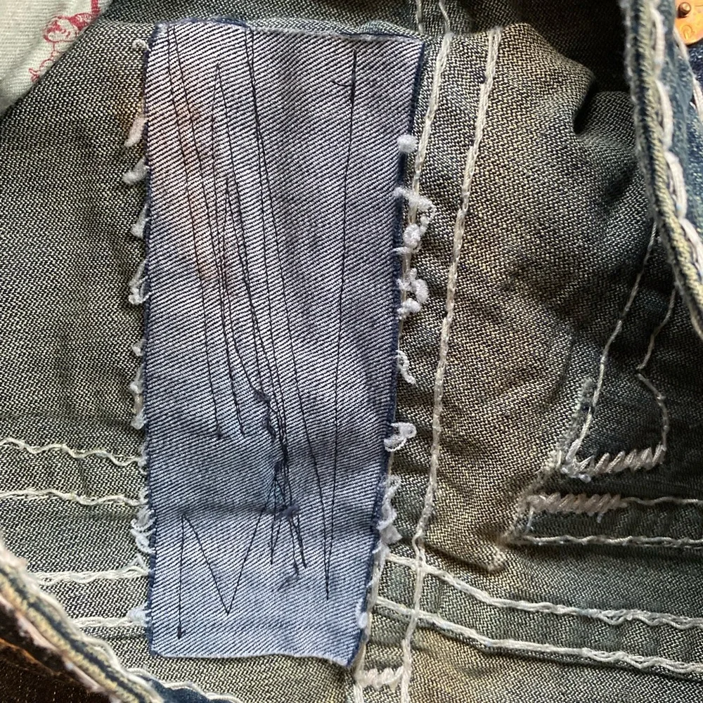 True Religion Dark Blue Denim Jeans with White Stitching - Picture 7 of 7